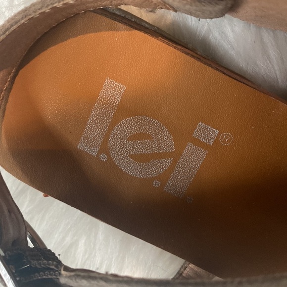 L.e.i Flat sole Sz 7  Taupe with silver and clear rhinestone trim sandals - Picture 2 of 4